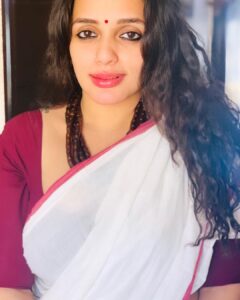 Ann Augustine Instagram - Undying love for saris! 🧡 

📸 @rabbitout_ofthe_hat 

#sareelove#sareelover#undying#jewelleryaddict#art#magichour#coffeelover#curls#curlyhair#silverlove#silverlining#artlover