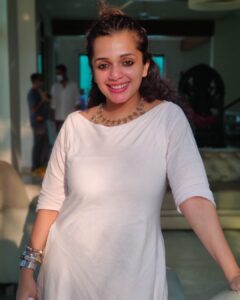 Ann Augustine Instagram - “Catching a bit of sunlight in between a chaotic set”  #nofilter#fridays#coffeelover#sunlight #shoots#art#life#love#silver#silverlove#reflections#whites#stackedbangles#setlove