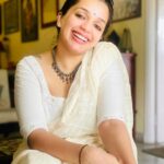 Ann Augustine Instagram - 🌸 #sareelove#neckpiece#silverlove#silverjewellery#lockdowndiaries#staysafe#stayhome#glassrings#curls#curlyhair#jewelleryaddict#coffeelover#artlover