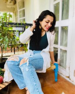 Ann Augustine Instagram - 🌸 

#balconygarden#curlyhair#jewelleryaddict#coffeelover#green#momjeans#randomshoot#vintagegold#artlover