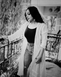 Ann Augustine Instagram - 🌸 

#balconygarden#curlyhair#jewelleryaddict#coffeelover#green#momjeans#randomshoot#vintagegold#artlover