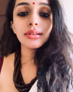 Ann Augustine Instagram - Undying love for saris! 🧡 

📸 @rabbitout_ofthe_hat 

#sareelove#sareelover#undying#jewelleryaddict#art#magichour#coffeelover#curls#curlyhair#silverlove#silverlining#artlover