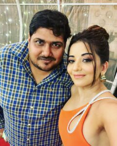 Antara Biswas Instagram - Superstar Actress & Super Gorgeous @aslimonalisa ji Ke Saath .Aapse Milkar Hamesha Bahut accha lagta hain!