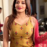 Antara Biswas Instagram - Live Simply, Dream Big, Be grateful, Give Love, laugh Lots 😀… #beqaboo #onset Mua: @sumitsenapati5558 📸: @deepakpathak663