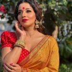 Antara Biswas Instagram - Shubh Navratri 🙏🙏…. #happy #navratri #gudipadwa Mua: @makeupbyshahrooq Hairstyling: @rajashree786patil786 📸: @deepakpathak663