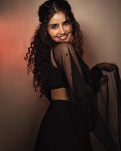 Anupama Parameswaran Instagram - Karivala ♾️

Styled by : @rashmitathapa
Wearing : @talashahyderabad
Jewelry : @spillthebead
Styling Team : @aishwarya128
Shot by : @nikkhil_bareli
