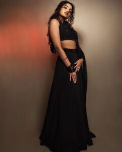 Anupama Parameswaran Instagram - Karivala ♾️

Styled by : @rashmitathapa
Wearing : @talashahyderabad
Jewelry : @spillthebead
Styling Team : @aishwarya128
Shot by : @nikkhil_bareli