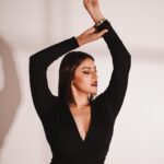 Anushka Ranjan Instagram - I guess you figured what my favourite side is🖤 . . . 📸 @pehelaggarwal 👗@rivashion @rivaaabhatia 💄@annieemakesart 💇‍♀️ @nandanisandha_ Mumbai, Maharashtra