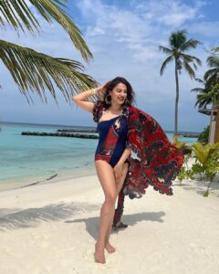 Anushka Ranjan Instagram - The ocean made me saltier☀️🏝️🐚 @baglioniresortmaldives 
.
.
.

Styled by: @sheefajgilani
Assisted by: @shreyaagoel
Outfit: @shivanandnarresh
Bangles and Rings: @equiivalence @misho_designs
Earrings: @zohra_india
Coordinated by - @niyoshi.jain @tanyasadwhiny