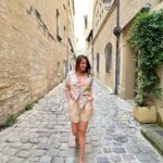 Anushka Ranjan Instagram - Life is all about casual walks down ancient streets - learning from history - where love meets💚📜 Uzès