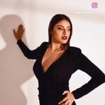 Anushka Ranjan Instagram - Channelling my inner Morticia always with a splash of Wednesday 🖤😈 . . . @pehelaggarwal @rivashion @rivaaabhatia @annieemakesart @nandanisandha_ Mumbai, Maharashtra