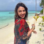 Anushka Ranjan Instagram - Daily blues being washed away by clear waters and big smiles💙 . . . Styled by: @sheefajgilani Assisted by: @shreyaagoel Outfit: @shivanandnarresh Bangles and Rings: @equiivalence @misho_designs Earrings: @zohra_india Coordinated by - @niyoshi.jain @tanyasadwhiny Baglioni Resort Maldives