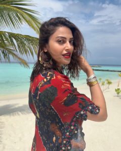 Anushka Ranjan Instagram - The ocean made me saltier☀️🏝️🐚 @baglioniresortmaldives 
.
.
.

Styled by: @sheefajgilani
Assisted by: @shreyaagoel
Outfit: @shivanandnarresh
Bangles and Rings: @equiivalence @misho_designs
Earrings: @zohra_india
Coordinated by - @niyoshi.jain @tanyasadwhiny