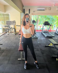 Anushka Ranjan Instagram - My body lives life on its own terms. Sometimes I’m the skinniest ever without even trying and other times even after all the working out and dieting I don’t even loose a kg! But one thing I’m learning is to not obsess and keep doing what I’m doing.. follow a clean food and workout plan and hopefully my body will show me the results I want. Till then keep living and loving ❤️ #InLoveWithMyself