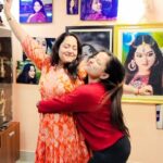 Aparajita Auddy Instagram - Paisa nehi chaheda, Maine payar chaheda😜 @priyankabhattacharjeebubly , , , #mainupaisanichahidamainupyarchahida❤️😘🤗 #us #goals #happiness #momdaughter #happiest #instalike #instareels #reelinstagram