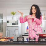 Apsara Rani Instagram - Always fun shooting with kids😍 . . . Tvc for cooking coconut oil @rahuldevsorvino #apsararani #apsara #tvc #coconutoil #ad #adshoot