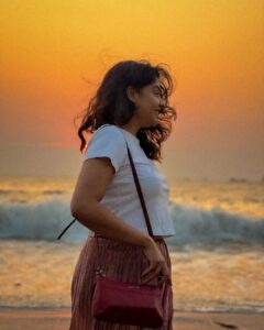 Archana Kavi Instagram - I have been wearing ocean all day.
📸 @varunnoorolil 
.
#breeze #peace #nature #ocean