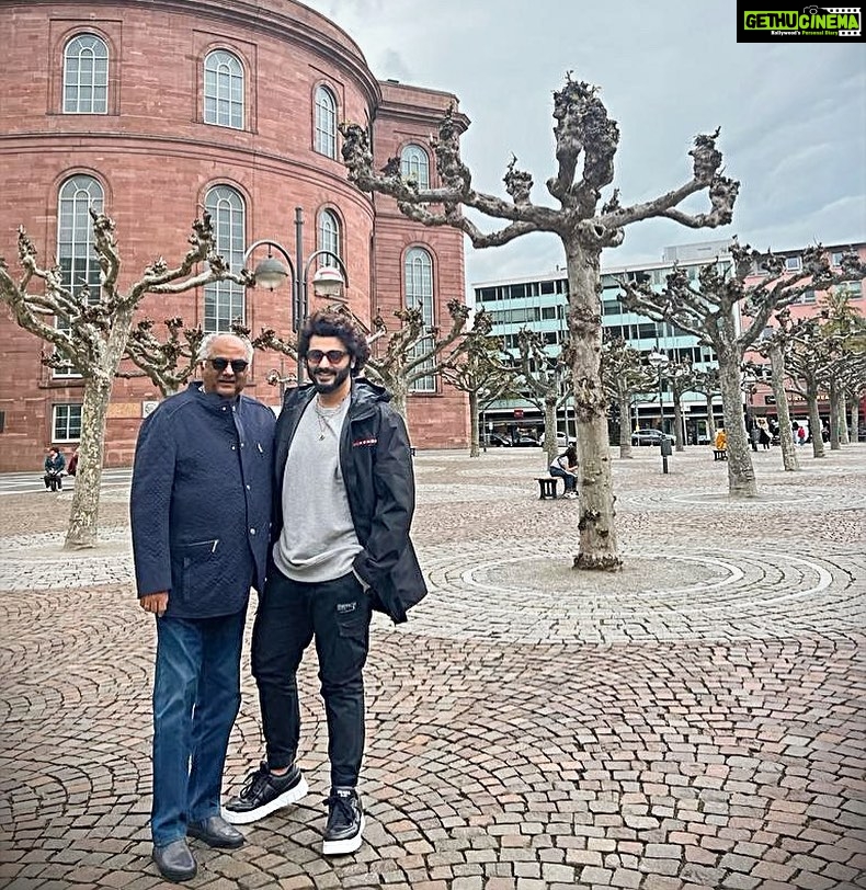 Arjun Kapoor Instagram - Happy Father’s Day Dad !!! Thank you for always bringing me positive energy & being a calm sounding board to me the last few years… Love You ❤️🤗 (Thankfully this trip allowed us to get a nice picture) Frankfurt, Germany