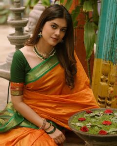 Asha Bhat Instagram - Reigning my love for the timeless classic 🧡 

Do check out @nerige.story !!
Love their sarees 😊

@chitrapriyadarshini @poojanadig

#saree #sareelover #sareelove #sareestyle #india #karnataka #
