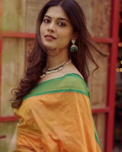 Asha Bhat Instagram - Reigning my love for the timeless classic 🧡 

Do check out @nerige.story !!
Love their sarees 😊

@chitrapriyadarshini @poojanadig

#saree #sareelover #sareelove #sareestyle #india #karnataka #