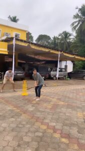 Asha Bhat Instagram - I swear ! The family cricket matches are the best 😂😂😂
@gopalakrishnanettar  @kavya.bhat.980 
Vignesh , Karthik … 

Commentary by the very talented @vinodnettar 😜😆 who gave us a hard time choosing between laughing and actually playing the field .. haha