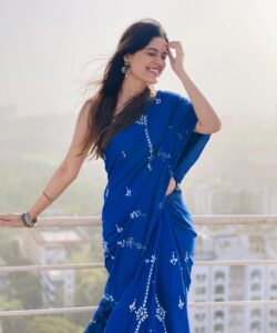 Asha Bhat Instagram - Easy breezy 💙

Thank you @iampoojasawant 😘

#sareelove #sareefashion #saree