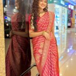Ashi Singh Instagram - 🌺 . Hair by- @kumarirani860 Make up by- @karlekarvinayak . #SouthIndianLook #SouthIndianSaree