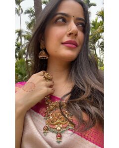 Ashika Ranganath Instagram - Wedding shenanigans ✨

Jewellery @abarantimelessjewellery 
Nose pin @aahaana_mooguthii 
Blouse @anyracouture