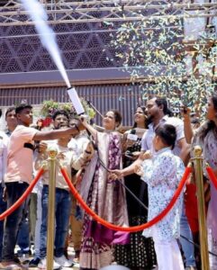 Ashika Ranganath Instagram - For the grand launch of #gvmall in bidar 🤍

You were amazing bidar!