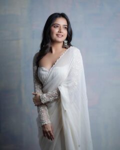 Ashika Ranganath Instagram - Back with promotional shoot pictures.. 

Also, Amigos is streaming on Netflix ♥️
Watch now for some fun & action thrill! 

Styling @manogna_gollapudi 
Outfit @drc_hyderabad 
Earrings @sangeetaboochra @tinkara.retail
Photographer @they_call_me_keshu 
Make up @sminkupofficial