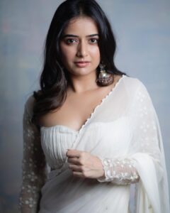 Ashika Ranganath Instagram - Back with promotional shoot pictures.. 

Also, Amigos is streaming on Netflix ♥️
Watch now for some fun & action thrill! 

Styling @manogna_gollapudi 
Outfit @drc_hyderabad 
Earrings @sangeetaboochra @tinkara.retail
Photographer @they_call_me_keshu 
Make up @sminkupofficial