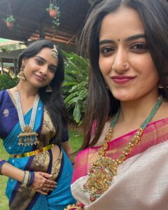 Ashika Ranganath Instagram - Wedding shenanigans ✨

Jewellery @abarantimelessjewellery 
Nose pin @aahaana_mooguthii 
Blouse @anyracouture