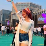 Ashnoor Kaur Instagram - You NEED these Fosho🤌🏻 . . Using my favvvv shade ‘Buttercup’ from @colorplay_in 🫶🏻 #PlayItYourWay #CPbyAK #ColorPlayByAshnoor #genz #concerts #concertvideo #concert #musthaves