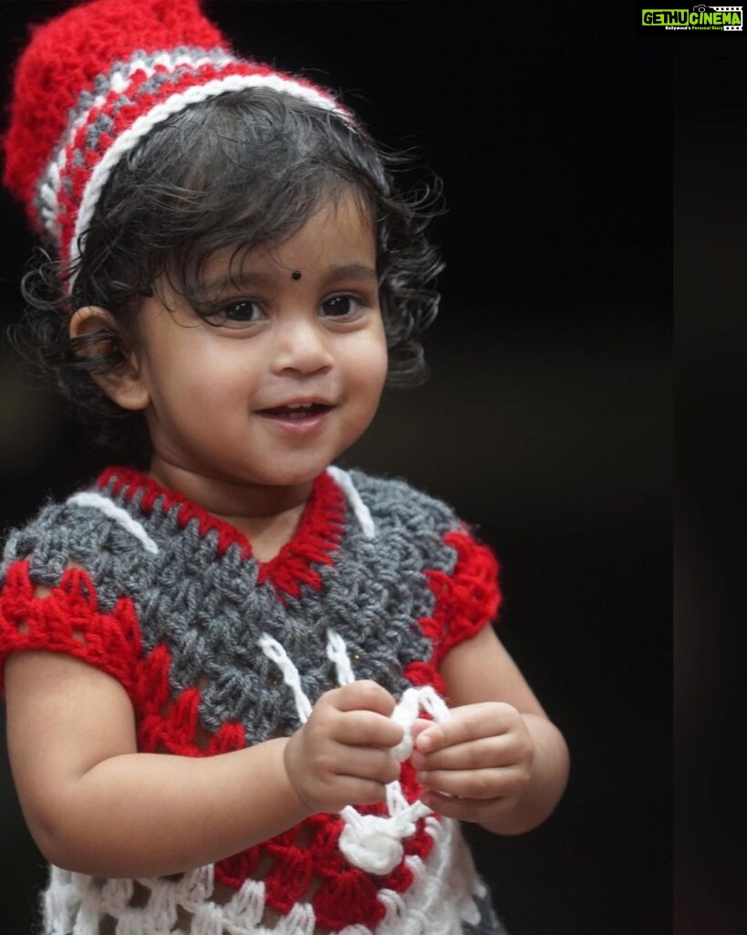 Aswathy Sreekanth Instagram - All set to welcome Santa ♥️ Thank you Sruthi Anty for the lovely xmas dress @shruthi_rajanikanth @sajeev_saji_09 📷 #xmas #christmascolors #babykamala