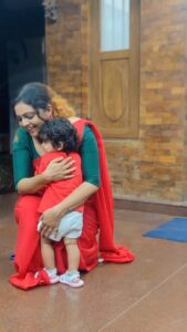 Aswathy Sreekanth Instagram - വാ വെണ്ണിലാവേ വാടാതെ പൂവേ 🥰🥰🥰

Thank you for this @shruthi_rajanikanth 
#kamala #chakkappazhamlocation #mybaby