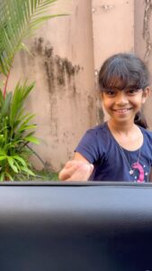 Aswathy Sreekanth Instagram - രാവിലെ തിരക്കിട്ട് ഷൂട്ടിന് പോകാൻ ഇറങ്ങിയപ്പോൾ മേക് അപ്പ് ബോക്സ് എടുക്കാൻ മറന്നു. പത്മ അതും കൊണ്ട് പാർക്കിങ്ങിലേയ്ക് വരുന്ന വരവാണ്. കൂടെ സർപ്രൈസ് ആയിട്ട്, ഇന്നലെ അച്ഛൻ കൊണ്ട് വന്ന ചോക്ലേറ്റ് ബോക്സിൽ നിന്ന് അമ്മയുടെ ഫേവറൈറ്റ് ചോക്ലേറ്റ് ഒരെണ്ണം കൂടി കൈയ്യിൽ കരുതി 🥰 കൊച്ചു കൊച്ചു സന്തോഷങ്ങൾ… 😌
Micro moments of love 💕
#daughter #mammasgirl #growingupfast❤️