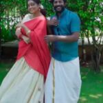 Aswathy Sreekanth Instagram - ലേശം വൈകിപ്പോയി 🤣🤣🤣🤣 ഉത്തമൻ 😍 ആശ 👕 @anuthreadsbridalstudio #chakkappazham #reelsinstagram #reelsindia #reelsinsta #reelsupload #reelsuploaded