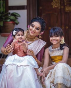 Aswathy Sreekanth Instagram - ഉത്രാടച്ചിരി ❤️

📸 @actor_vip 
MUA @viji__chandran 
Outfit by @body._talk 
Styling @makeover_by_savu 
Crew @shahirebrahim @__directedby 
Retouching by @retouching.picssolution 
Location @rasagurukulresort
#onamshoot #aswathysreekanth #onamphotoshoot #traditionalwear #mammadaughters #kidsinonamwear #padma #kamala