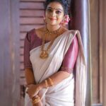 Aswathy Sreekanth Instagram - Wearing timeless classic ♥️ 📸 @actor_vip MUA @viji__chandran Outfit by @body._talk Styling @makeover_by_savu Crew @shahirebrahim @__directedby Retouching by @retouching.picssolution Location @rasagurukulresort #onamshoot #aswathysreekanth #onamphotoshoot #traditionalwear