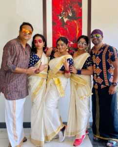Aswathy Sreekanth Instagram - Onam is still On 😁 
And we missed you in the last frame @sreekanthsreeinsta