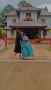 Aswathy Sreekanth Instagram - വേദിയിൽ അടുത്തതായി നാത്തൂനും നാത്തൂനും😂
Vdoyom pidicha @rafidq
#chakkapazham #nathoons❤️ #aswathysreekanth #shruthirajanikanth