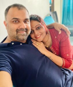 Aswathy Sreekanth Instagram - ചിലപ്പോൾ കടലു പോലെ വലുതെന്നും മറ്റു ചിലപ്പോൾ ഒരു തുള്ളിയോളം ചെറുതെന്നും തോന്നിച്ച പത്തു വർഷങ്ങൾ ! അത്രയൊന്നും കഠിനമല്ലാത്ത, എന്നാൽ അത്രയൊന്നും എളുപ്പമല്ലാത്ത പത്തുവർഷങ്ങൾ ! നമ്മൾ നമ്മളായ പത്തു വർഷങ്ങൾ ! 
'കൂട്ട്' ഒരു വില പിടിച്ച വാക്കാണ് ❤️ 
Happy anniversary to Us  @sreekanthsreeinsta 🥰

#decade #weddinganniversary #lifeisgood #us #companionship #marriagegoals