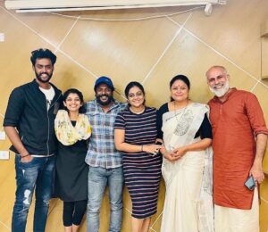 Aswathy Sreekanth Instagram - The reel fam is together for a reason 😍

#family #chakkappazham #reelfam #goodtimes #somethingiscooking #mypeople #togetheragain