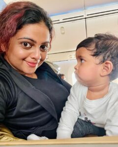 Aswathy Sreekanth Instagram - Who wants some tips on air travelling with kids ? And what if they are little unwell ? What if they are hungry and don’t want anything that we offer? Let me fix my head back in position and will tell you in detail 🥴😩😩
And thanks to the wonderful crew of Air India Dubai-Cochin, (especially for picking up all the things that Kamala throw away 😄) and my super supportive Padma who woke up many times just to entertain her cranky little sister and help amma in crisis 🥰

#travellingwithkids #yesterday #backhome #mommylife