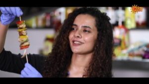 Athulya Chandra Instagram - Innaiku oru pudi🥘

Meal Squad | 18 | Sunday @ 6 PM

#SunMusic #HitSongs #Kollywood #Tamil #Songs #Music #NonStopHits #MealsSquad #AthulyaChandra

@athulya_chandra