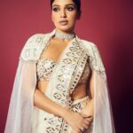 Bhumi Pednekar Instagram - My cape has super powers Wearing @abujanisandeepkhosla @asalabusandeep 🤍 Jewellery @goenkaindia Styled by @mohitrai Makeup @sonicsmakeup Hair @marcepedrozo Clicked by @lisadsouza Managed by @yashrajfilmstalent @khandelwal_neha