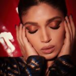 Bhumi Pednekar Instagram - Wild And Free Styled by @rheakapoor with @manishamelwani @spacemuffin27 Assisted by @sanyakapoor Fashion intern @isha_bhatye Make up @sonicsmakeup Hair @rohit_bhatkar Shot by @thehouseofpixels Sari @ekayabanaras Earrings @zoyajewels Ear cuffs @mp.joyas