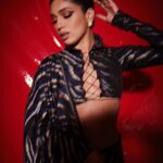 Bhumi Pednekar Instagram - Wild And Free Styled by @rheakapoor with @manishamelwani @spacemuffin27 Assisted by @sanyakapoor Fashion intern @isha_bhatye Make up @sonicsmakeup Hair @rohit_bhatkar Shot by @thehouseofpixels Sari @ekayabanaras Earrings @zoyajewels Ear cuffs @mp.joyas