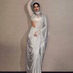 Bhumi Pednekar Instagram - Sustainable And Fashionable 😉 #ellesustainabilityawards2023 @elleindia My custom mesh sari from @bloni.atelier is made from recycled metal and can be melted and regenerated further. The future and present of fashion is changing towards greener practices, as that’s the need of the hour. 💎: @amrapalijewels Styled by: @chandiniw Hair: @hairstylist_madhav2.0 Make up: @sonicsmakeup Assistant: @amehra167 Photographer: @chandrahas_prabhu Managed by: @khandelwal_neha