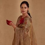 Bindu Madhavi Instagram - Love myself a bit more in a saree❤️ captured by the master #venket 📸 - @venketramg Saree n styling - @rubyafroz80 Retouching - @disha_dee Makeup - @meera.peace.love Hair - @puii_c_ammy